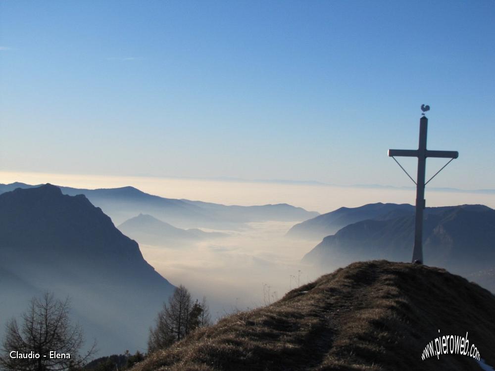 22 Lago d'Iseo coperto dalla nebbia.JPG